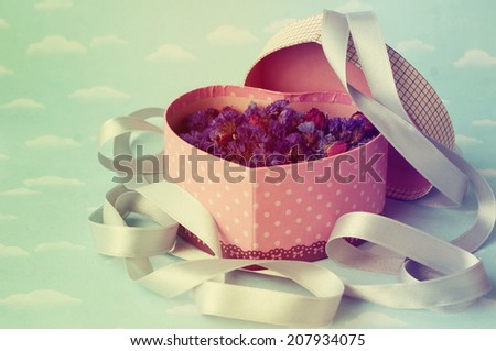 Dry flowers in the heart box