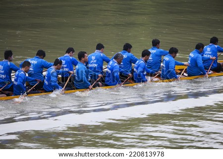 SARABURI, THAILAND - Sep 28 : The unidentified people, red and blue team are racing a long boat on the river, It\'s traditional sport in rain season on Sep 28, 2014 in Saraburi, Thailand.