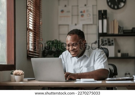 Similar – Foto Bild Schwarzer Geschäftsmann mit einem Smartphone in der Nähe eines Bürogebäudes