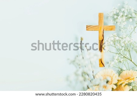 Wooden cross with spring flowers on blue background with copy space. Religion background. Religious church holidays. Christianity Feast, Easter, Palm Sunday, Christening, church wedding. Flat lay 商業照片 © 