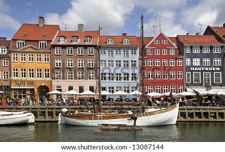Colorful houses in Copenhagen wit a lot of tourists