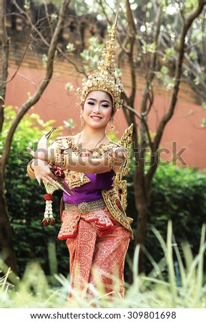 Thai women in national costume : thai dance