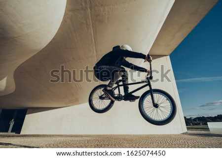 Similar – Foto Bild Schwarzer Athlet fährt BMX-Rad auf Plattform