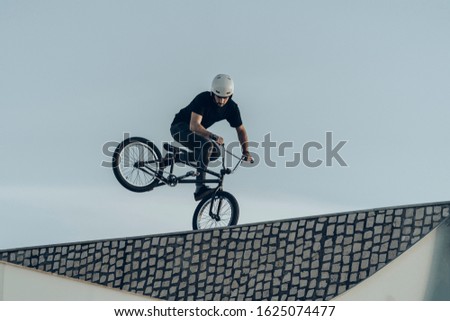 Similar – Foto Bild Schwarzer Athlet fährt BMX-Rad auf Plattform