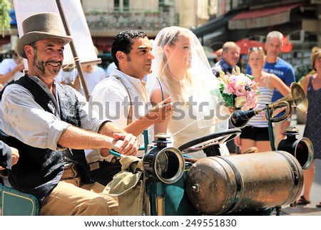 AVIGNON, FRANCE -? JULY 19, 2014: Actors in costumes advertising their performance in front of the town hall during famous theatre festival from July 4 to 27, 2014 in Avignon, south of France