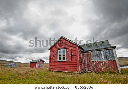 A worn down cabin in the norwegian national park Hardangervidda