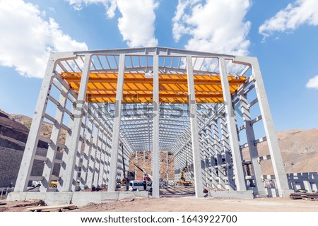 View of the prefabricated (precast) reinforced concrete industrial building. The entire building is erected with precast concrete elements, starting with the foundation, the columns, beams and walls. Stockfoto © 
