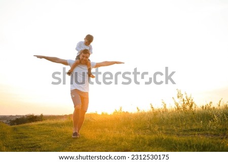 Similar – Foto Bild Junger Vater wirft sein Baby Tochter hoch in den Himmel im Park im Sommer Tag. Vatertag