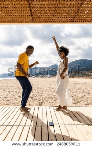 Similar – Foto Bild Ältere Frau am Ufer eines Strandes. Ältere Frau, die ihren Ruhestand an einem Strandort genießt.