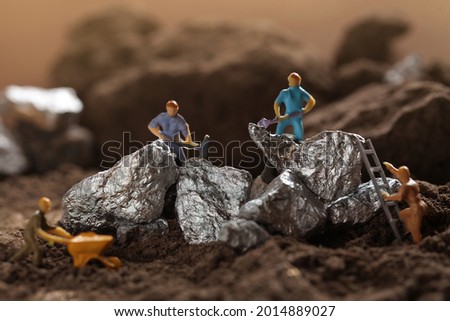 Mining of Tantalum, Nickel, Cobalt, lithium. Miniature worker mining metal Tantalum and silver. Mining business, Mineral Resources. Foto d'archivio © 