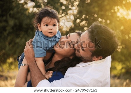 Similar – Foto Bild Mütter, Väter und childs Hände auf grünem Gras. glückliche Familie, Kindheit Konzept. Tag der Mutter, Vater, Kind. Familie verbringt Zeit zusammen in der Natur. Sommerurlaub Konzept.