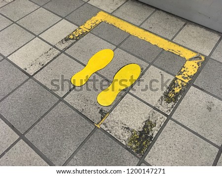 汚れ 足跡 黄色 標識 商業照片 © 