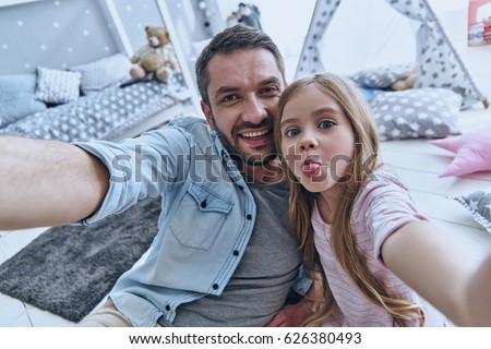 Foto Bild Männerporträt, das ein Selfie im Schatten macht