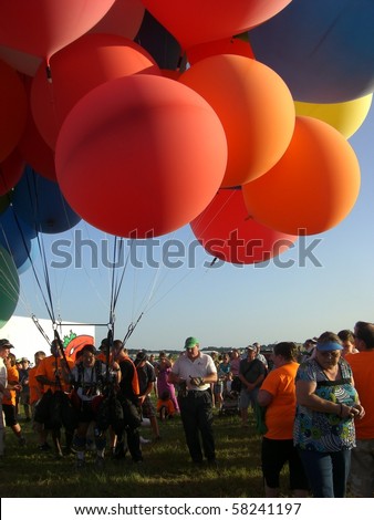 LONGVIEW, TEXAS - JULY 31: John Ninomiya takes off cluster ballooning at the Great Texas Balloon Race July 31, 2010 in Longview, Texas