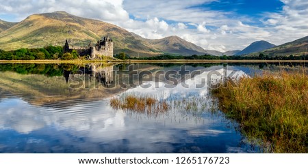 The ruins of Kilchurn castle are on Loch Awe, the longest fresh water loch in Scotland. It can be accessed on foot from Dalmally road on the A85. This image was taken from the opposite bank.  Foto stock © 