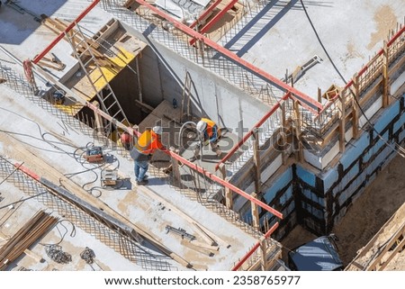 Similar – Foto Bild Leitern und Werkzeuge in einem weißen Raum auf einer Baustelle. Wände streichen. Heimwerken, Renovierung