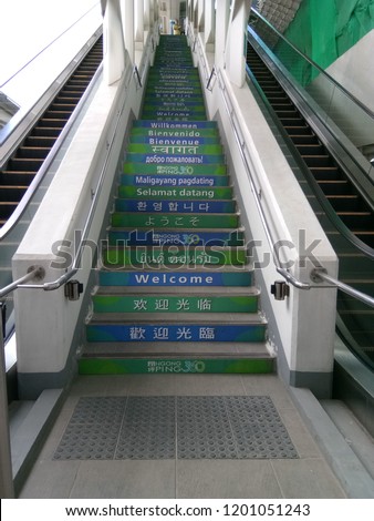 Foto Bild Multilingual Treppe Hallo