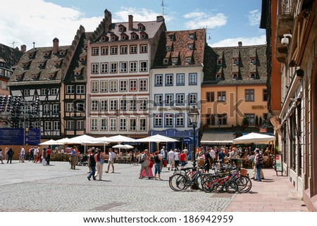 STRASBOURG, FRANCE/EUROPE - JULY 17 : Busy square in Strasbourg on July 17, 2007. Unidentified people.