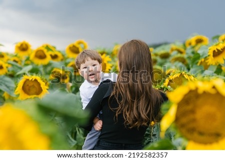 Similar – Foto Bild Blonde Mutter hält ihr bezauberndes fröhliches kleines Baby im Arm. Nettes Kleinkind Kind in die Kamera schauen und lächelnd zu Hause