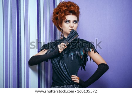 Red-haired lady with a ring on his finger and fan