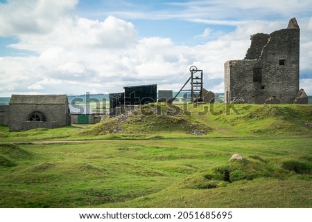 The Cornish  long engine house, corrugated iron winding shed and pit-head gear at Magpie Mine, Sheldon, a preserved lead mine in the Peak District National Park Imagine de stoc © 