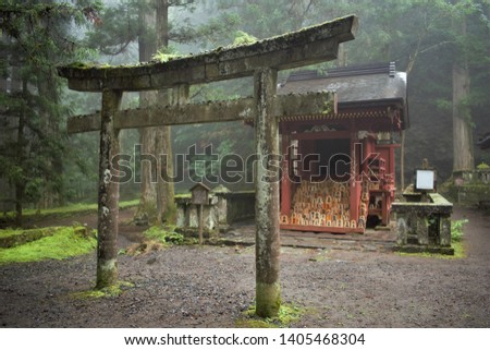 Torii in front of Kannon-do with small wooden Shogi blocks (inscription kyosha 香車, lance), Nikko, Japan 商業照片 © 
