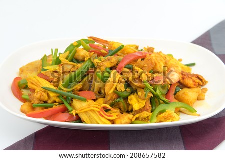 Seafood with Yellow curry sauce, sauteed seafood contains fish, shrimp, mussels, squid, crab claw, yellow curry powder, fresh garlic, egg, bell pepper, white onions, green onions celery