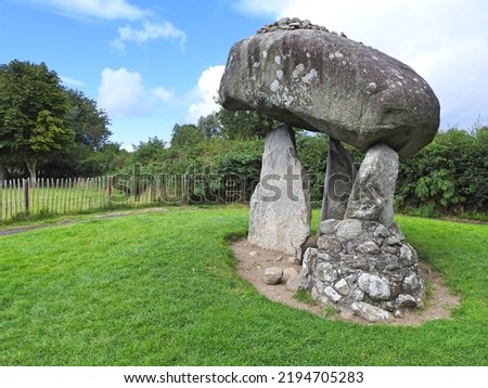 The Proleek Doleman Portal Tomb, a 3000 BC megalithic tomb located in Proleek, Ravensdale, County Louth, in the Cooley Peninsula, Ireland. 商業照片 © 