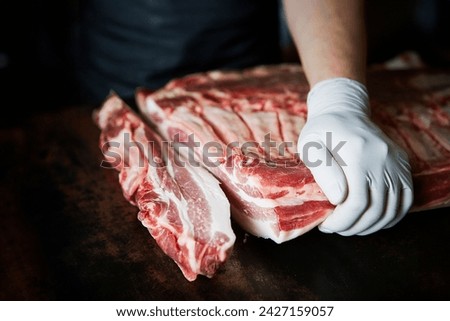 Foto Bild Rohes Schweinesteak auf einem Teller, Ansicht von oben. Steak isoliert auf blauem Hintergrund