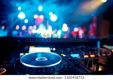 Similar – Foto Bild Dj Mischen Equalizer im Freien in Musik Partei in der Nähe von See. Unterhaltung und Event-Veranstalter-Konzept. Outdoor-Konzert und musikalische Thema.