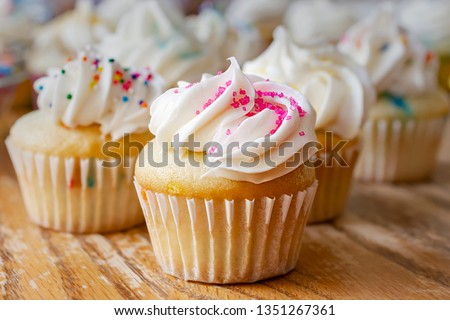 Similar – Foto Bild Muffins mit rosa Glasur auf Teller komponiert