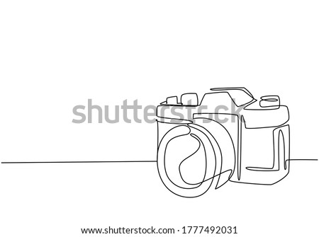 One single line drawing of old retro analog slr camera with telephoto lens. Vintage classic photography equipment concept continuous line draw graphic design vector illustration