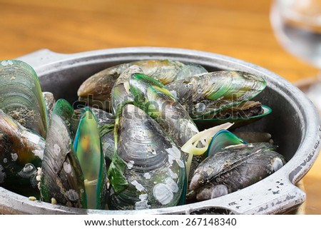 Steam the Asian green mussel