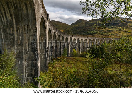 The Glenfinnen viaduct is built from mass concrete, and has 21 semicircular spans of 50 feet (15 m). It is the longest concrete railway bridge in Scotland at 416 yards (380 m). Stok fotoğraf © 
