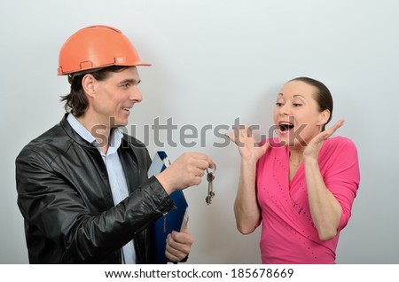 Chief of builders gives a woman the keys to new apartment