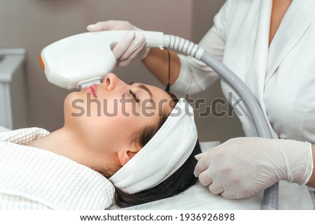 ultraformer lifting. Face Skin Care. Close-up Of Woman Getting Facial Hydro Microdermabrasion Peeling Treatment At Cosmetic Beauty Spa Clinic. Hydra Vacuum Cleaner. Exfoliation, Rejuvenation And Foto stock © 
