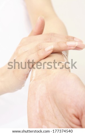 Hand of the Japanese woman to use cosmetic