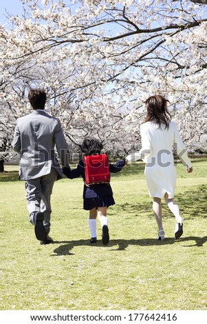 Japanese Elementary girls who runs hand in hand with parents