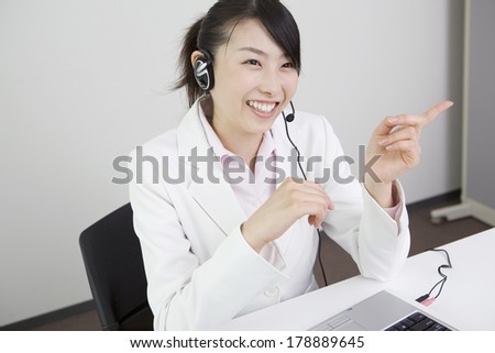Japanese businesswoman explaining something to someone in Skype