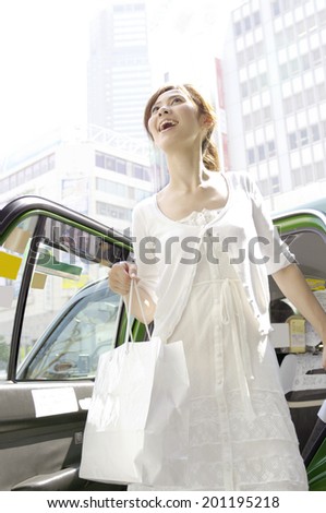 Woman get off the taxi