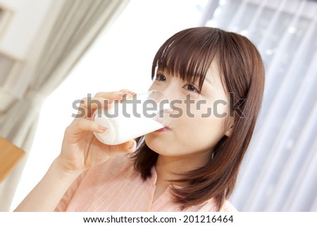Woman who drinks milk at breakfast