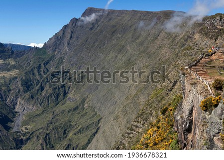 View into the Caldera Cirque de Mafate, behind mountain Grand Benare, right Le Maido lookout, La Reunion Foto stock © 