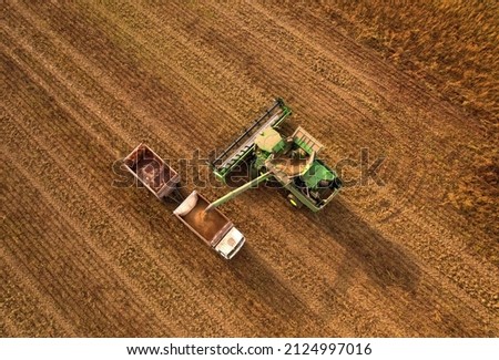 Similar – Foto Bild Luftaufnahme von Mähdrescher, Erntemaschine erntet reife Sonnenblume