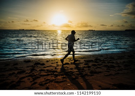 Comece o dia com uma boa corrida na praia. Foto stock © 