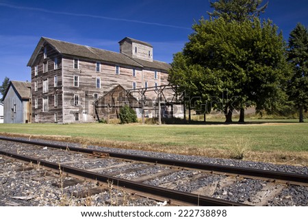 Historic turn of the century flour mill beside the railroad tracks, Oakesdale , Palouse Valley, eastern Washington State