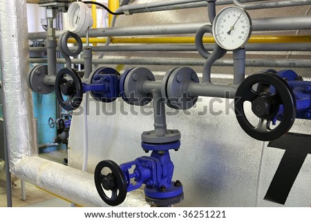 Steam pipe with a valve and manometer