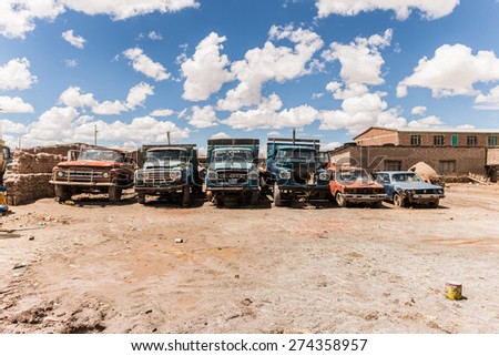 UYUNI, BOLIVIA - MARCH 24, 2015: Various run down cars in the desert in bolivia
