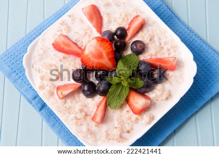 porridge with berries