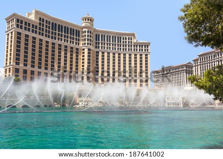 LAS VEGAS - AUGUST 19: Bellagio hotel and casino with  the famous fountain show on August 19, 2012 in Las Vegas. The fountains are one of Las Vegas\'s premier attractions.
