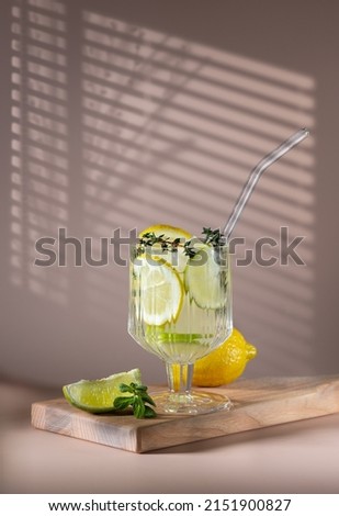 Foto Bild Glas mit Tonic Water auf blauem Hintergrund.